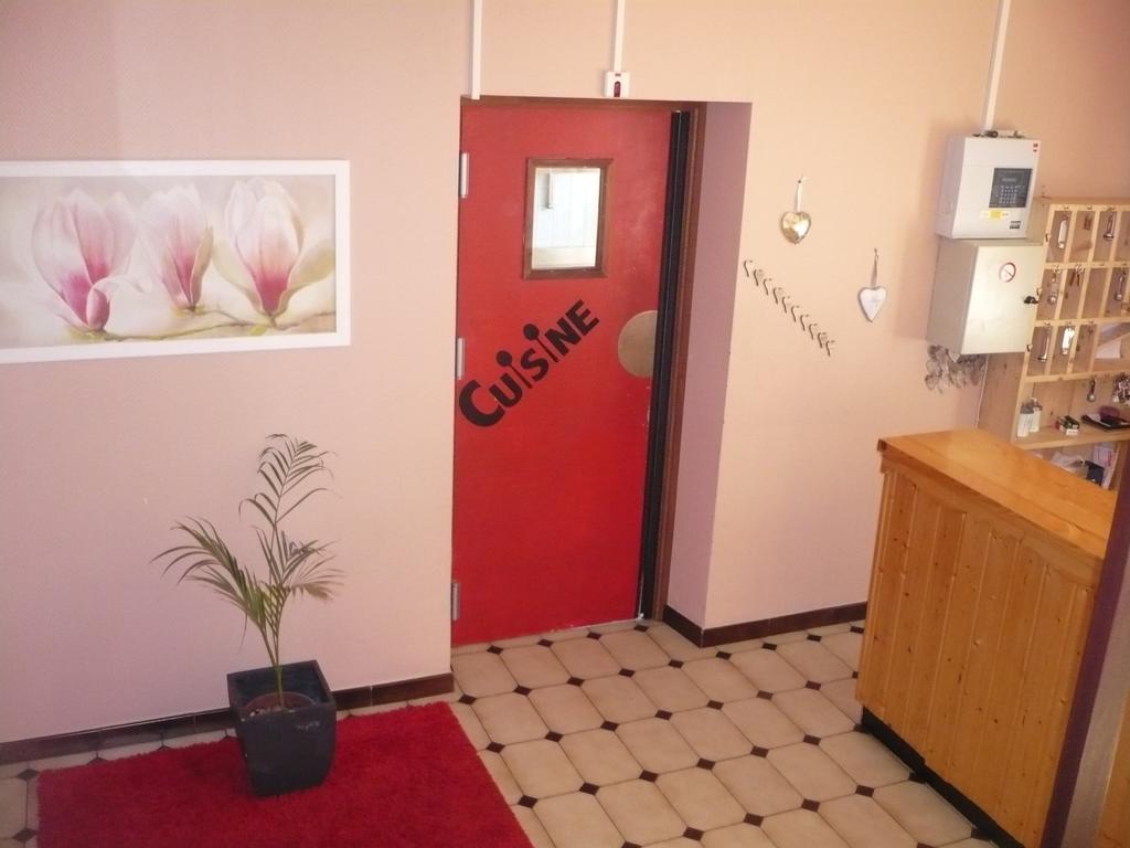 Hotel Bon Accueil Ойонна Экстерьер фото